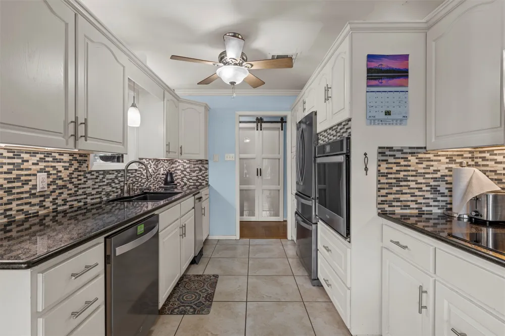 9913 Burgundy Lane Woodway, TX 76712