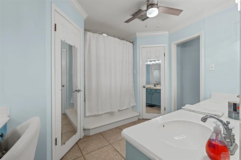 9913 Burgundy Lane Woodway, TX 76712