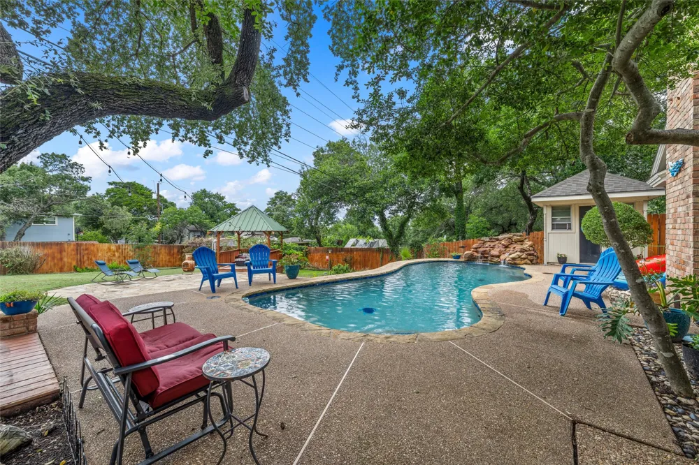 9913 Burgundy Lane Woodway, TX 76712