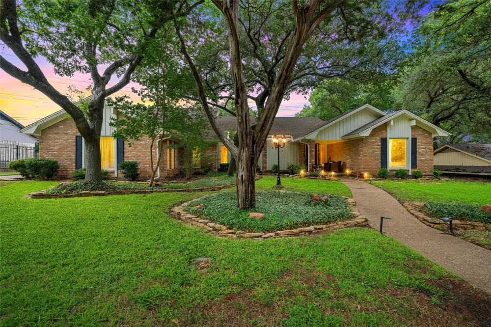 9913 Burgundy Lane Woodway, TX 76712