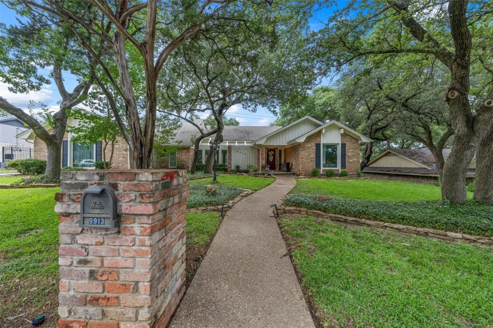 9913 Burgundy Lane Woodway, TX 76712