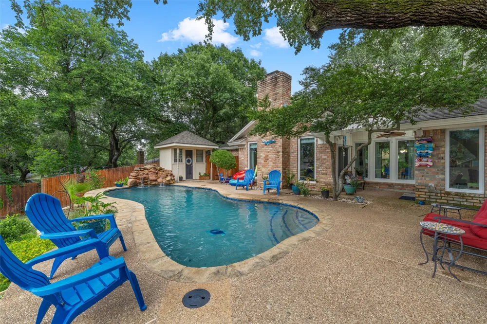 9913 Burgundy Lane Woodway, TX 76712