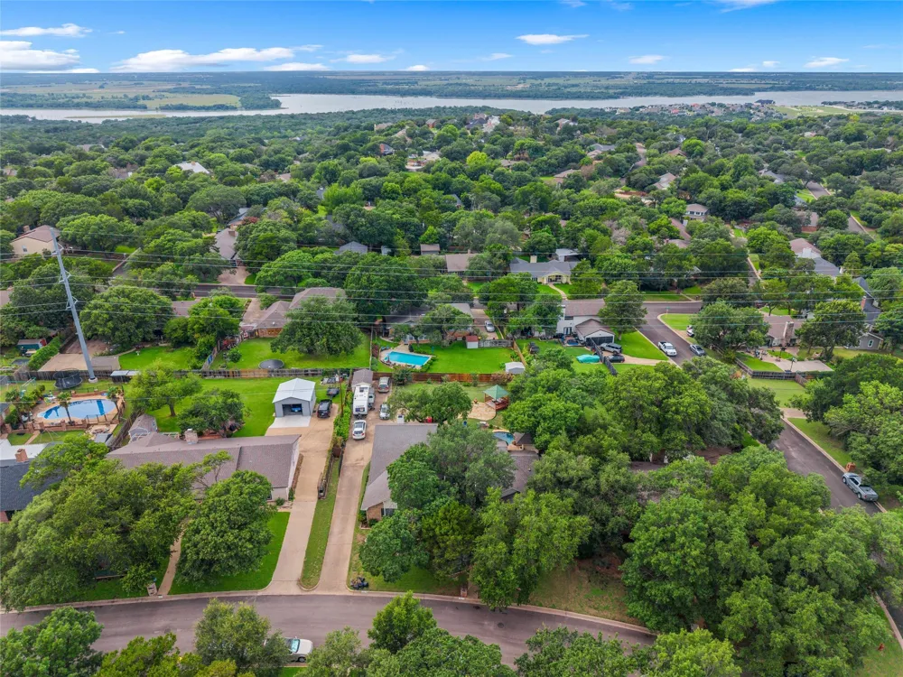 9913 Burgundy Lane Woodway, TX 76712