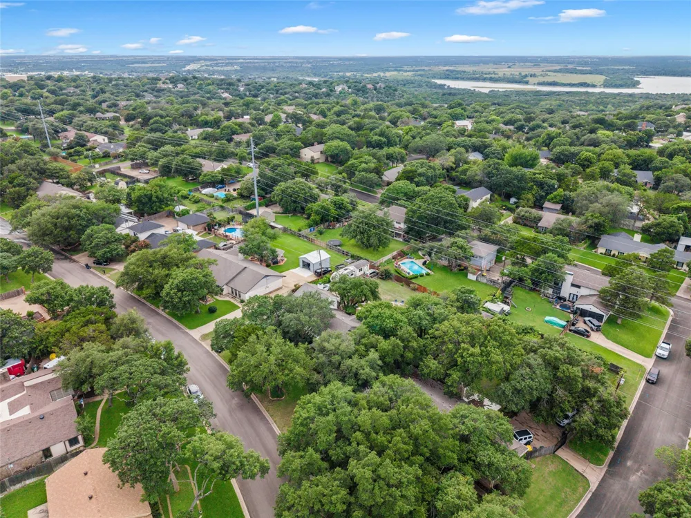 9913 Burgundy Lane Woodway, TX 76712