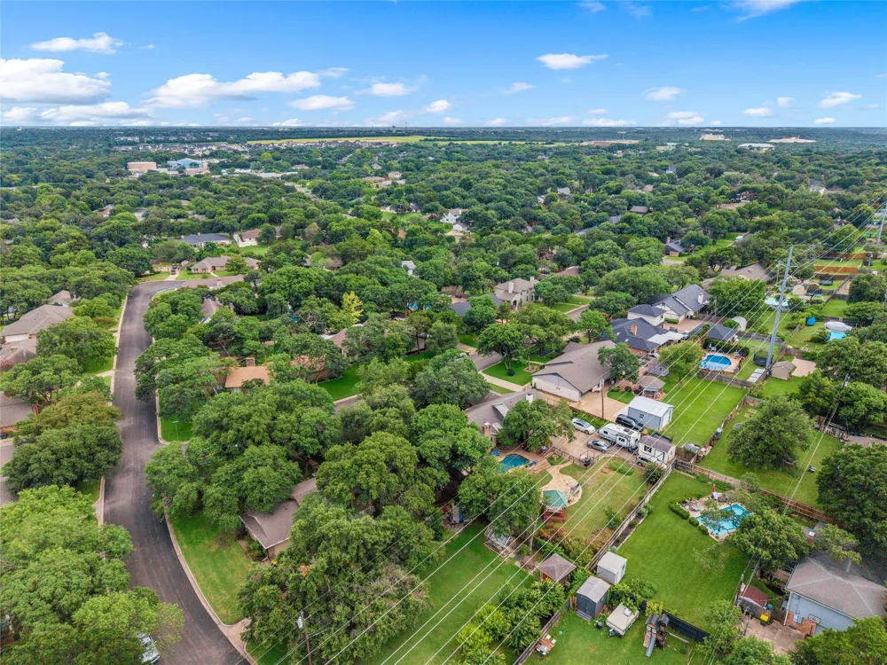 9913 Burgundy Lane Woodway, TX 76712
