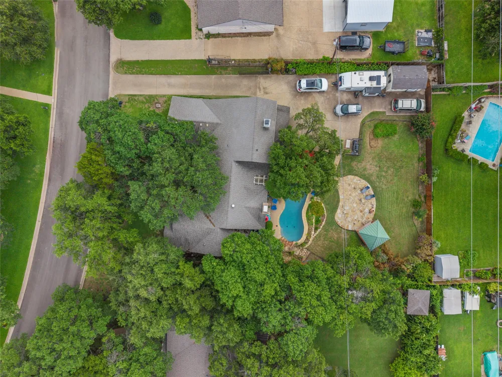 9913 Burgundy Lane Woodway, TX 76712