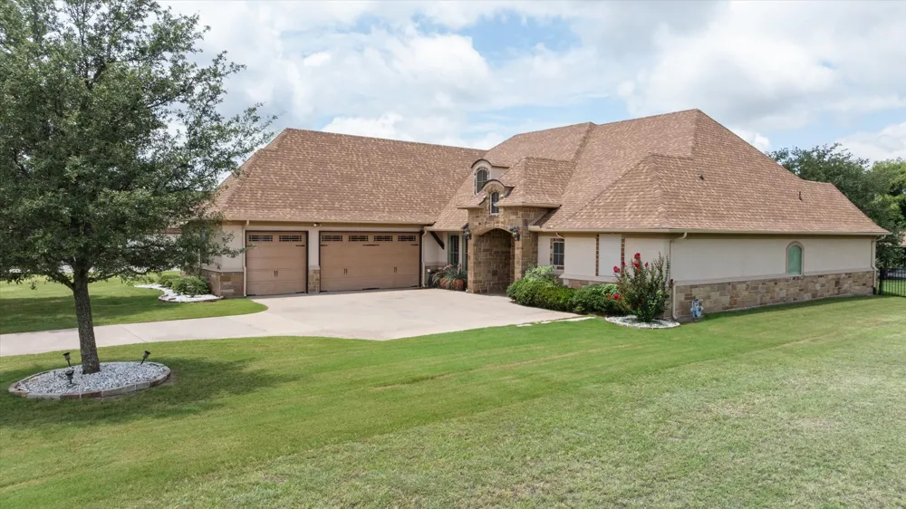 1011 Sunset Bay Court Granbury, TX 76048