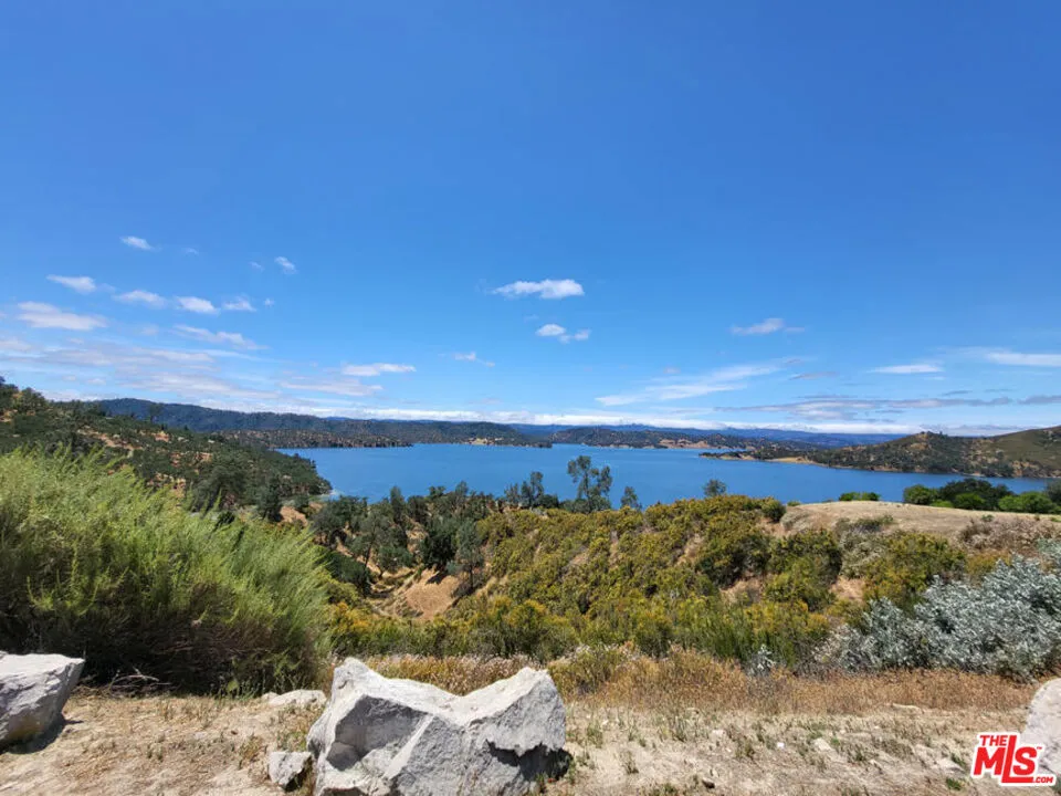 2261 Lariat Loop Bradley, CA 93426