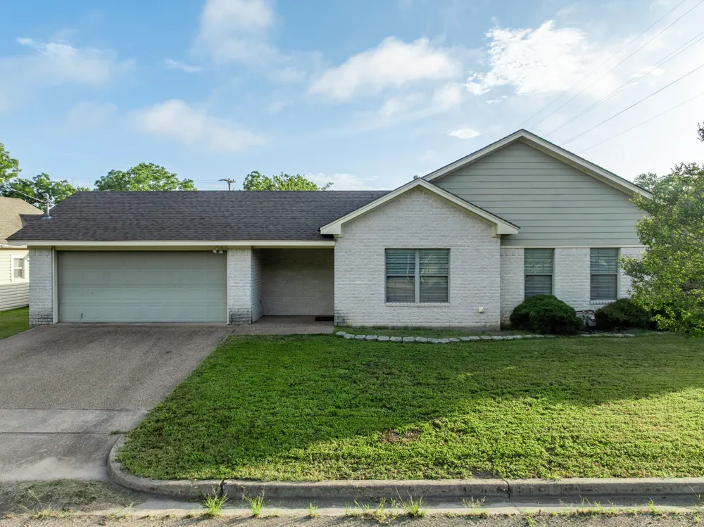 210 S Reagan Street West, TX 76691