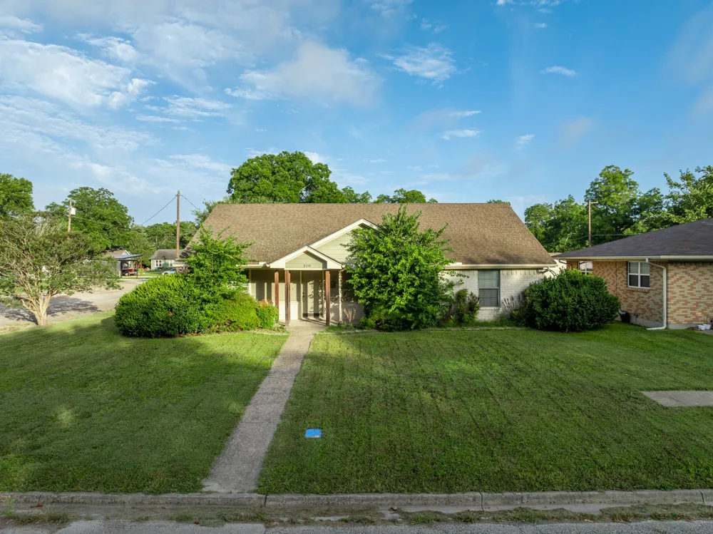 210 S Reagan Street West, TX 76691