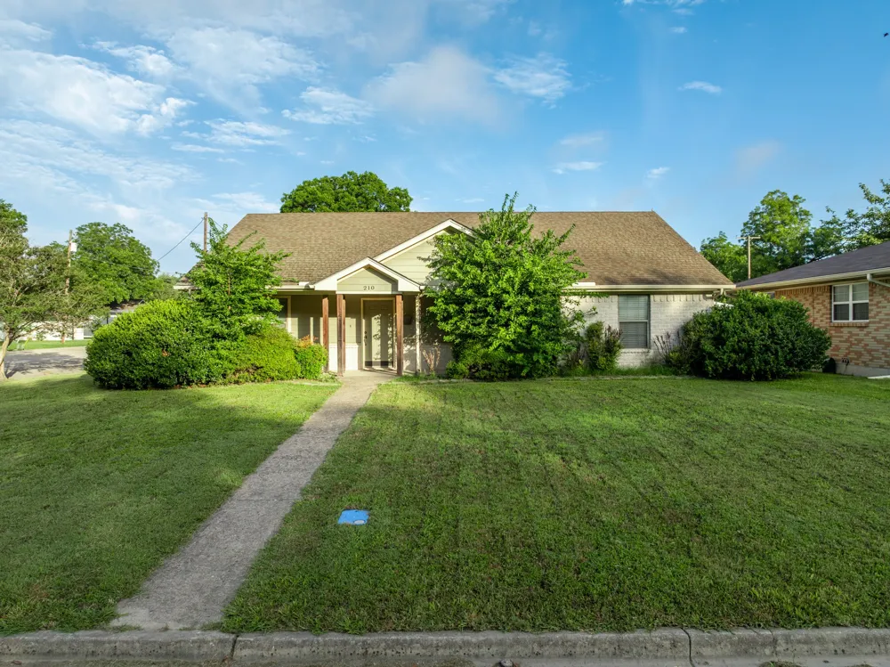 210 S Reagan Street West, TX 76691