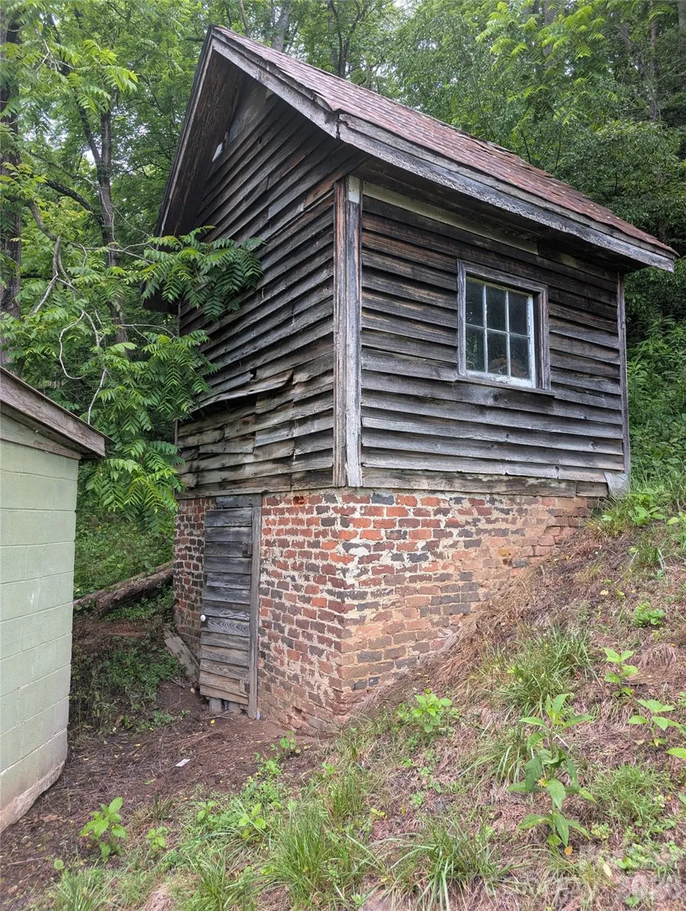 1327 NC 80 Highway Bakersville, NC 28705