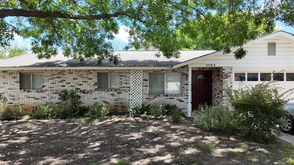 1123 Warbler Drive Kerrville, TX 78028