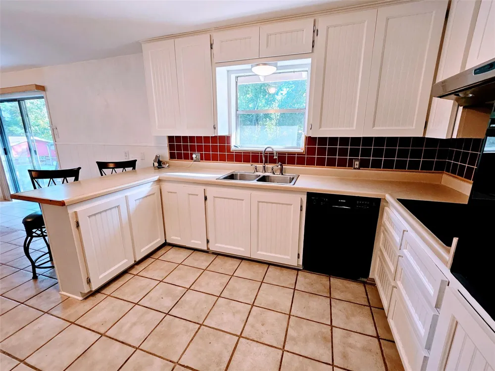 1123 Warbler Drive Kerrville, TX 78028