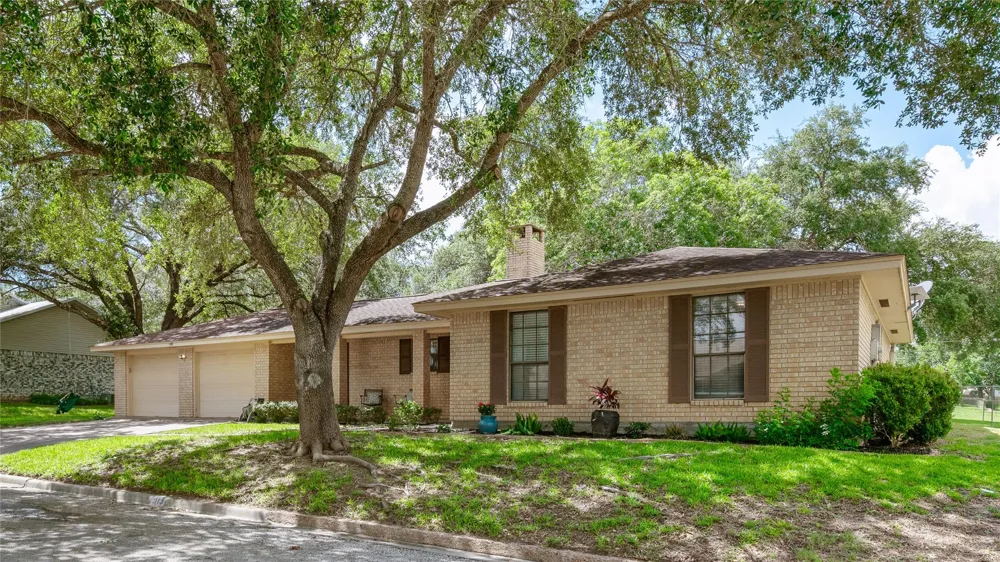 113 Suffolk Lane Hallettsville, TX 77964