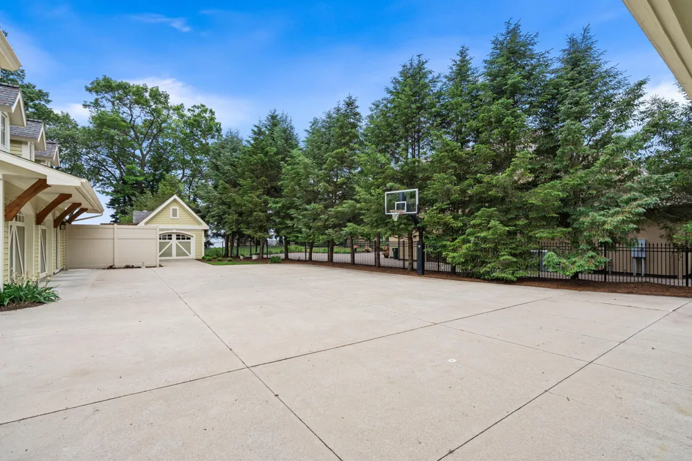 329 W Circle Drive North Muskegon, MI 49445
