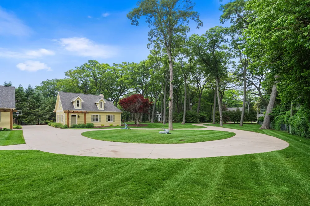 329 W Circle Drive North Muskegon, MI 49445