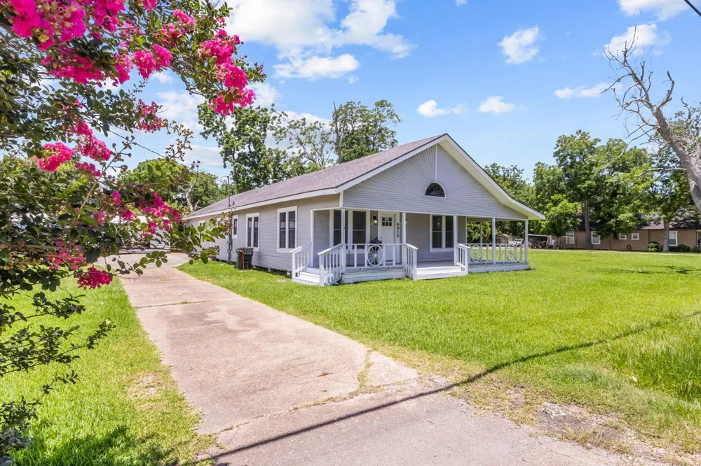 5010 Wilson Street Groves, TX 77619