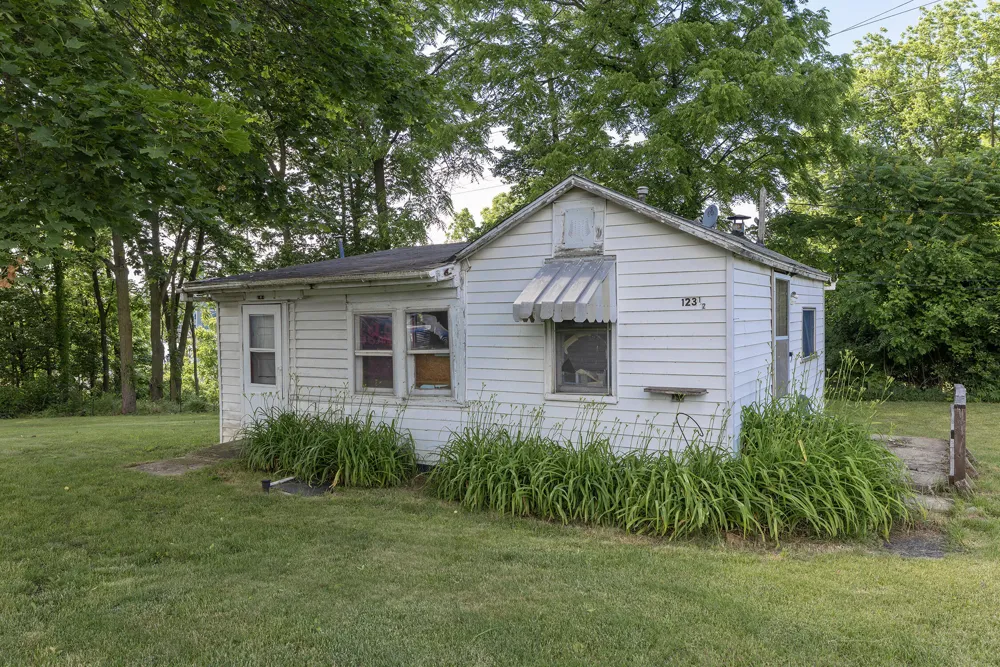 123 Hilltop Lane Cassopolis, MI 49031