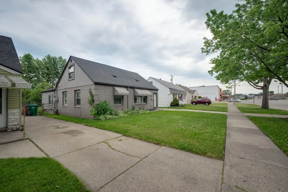 22754 Almond Avenue Eastpointe, MI 48021