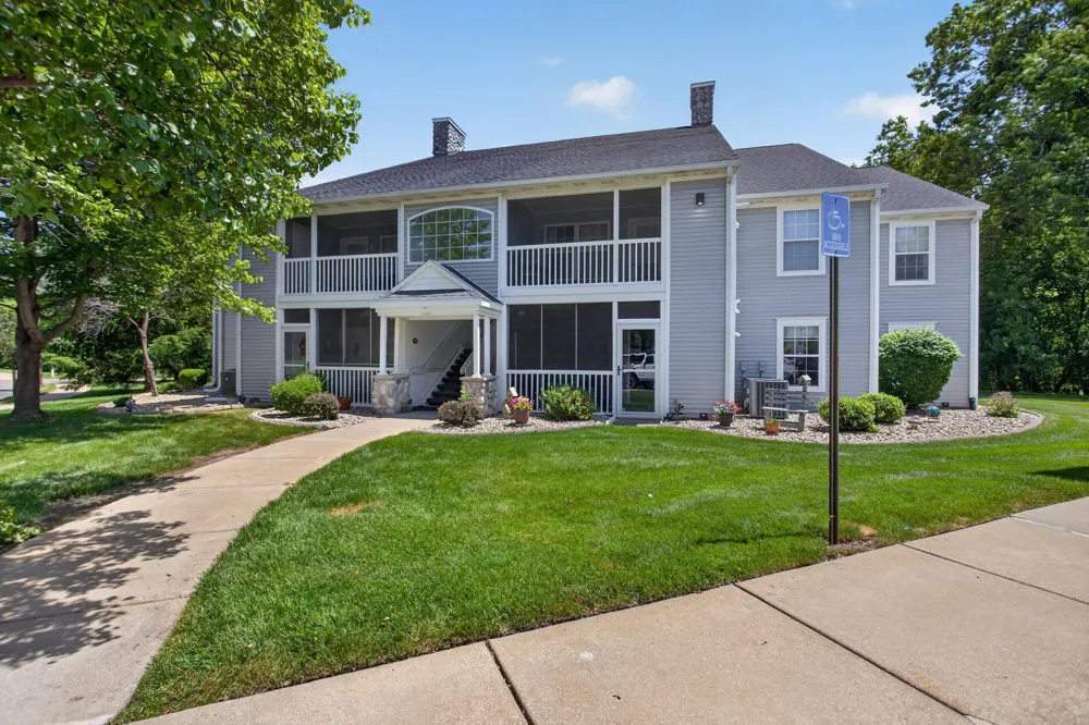 864 W Barrington Circle Jackson, MI 49203