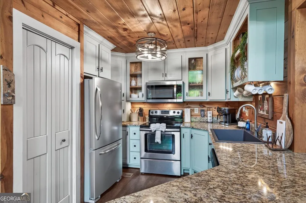 28 Rowland PTE Morganton, GA 30560