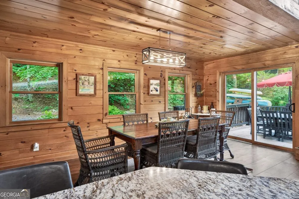 28 Rowland PTE Morganton, GA 30560