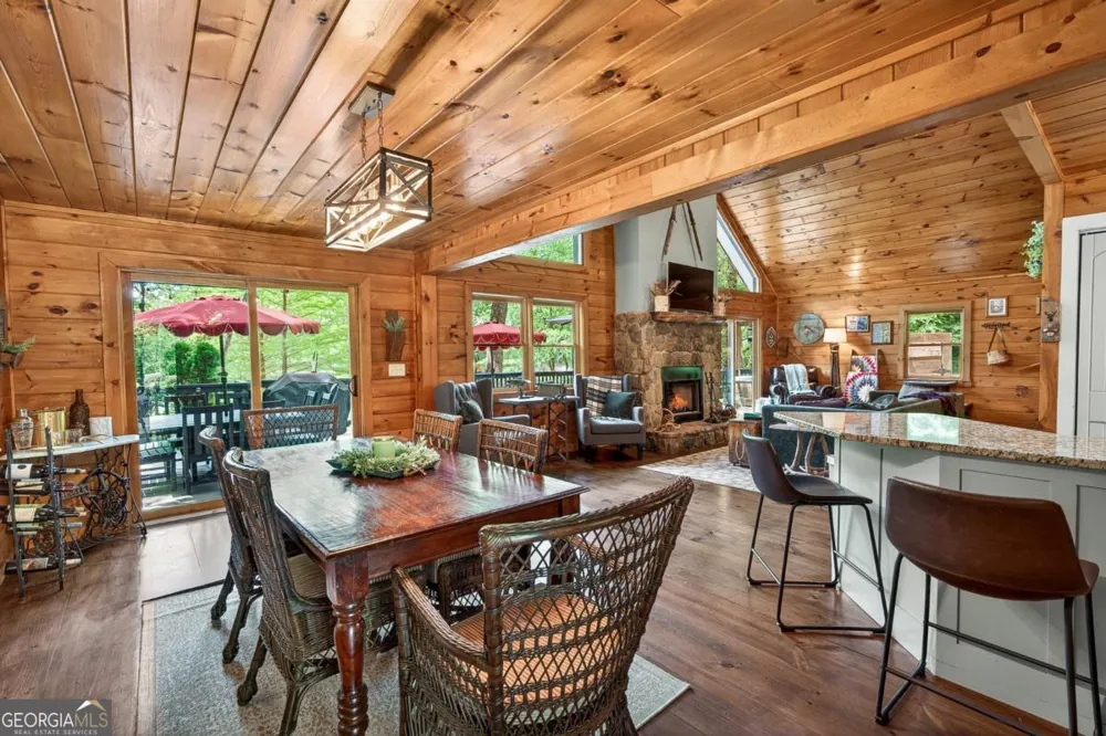 28 Rowland PTE Morganton, GA 30560