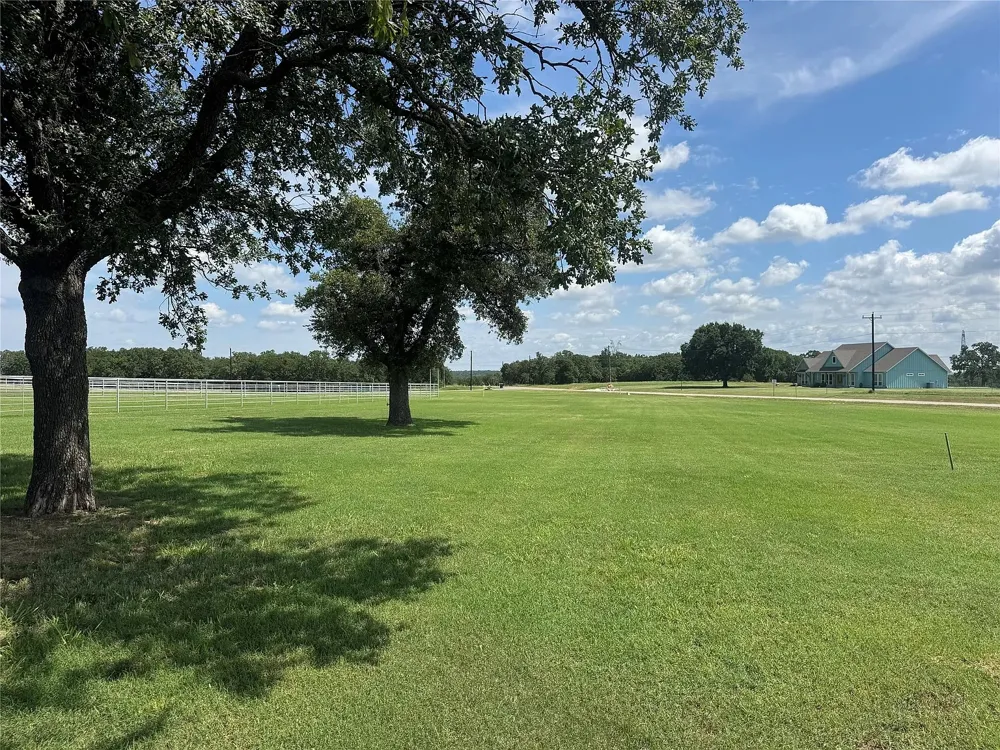 125 Rolling Bend Road Alvord, TX 76225