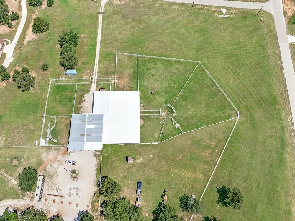 125 Rolling Bend Road Alvord, TX 76225