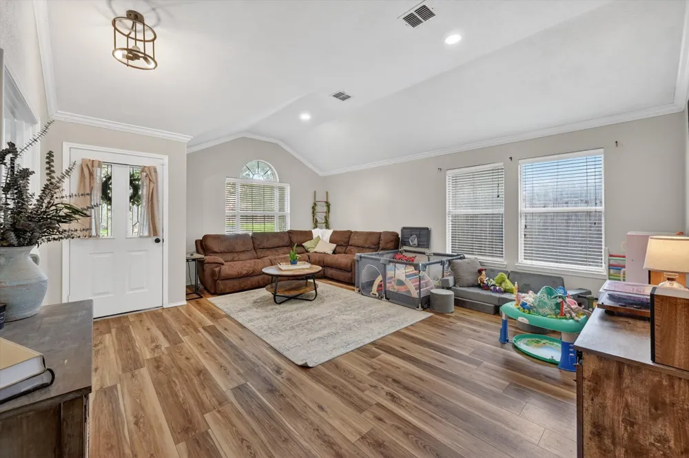 3208 Cliff Oaks Drive Corinth, TX 76210
