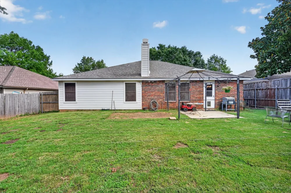 3208 Cliff Oaks Drive Corinth, TX 76210
