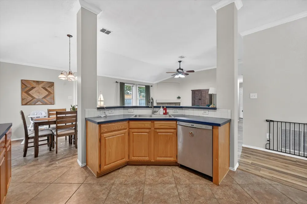 3208 Cliff Oaks Drive Corinth, TX 76210
