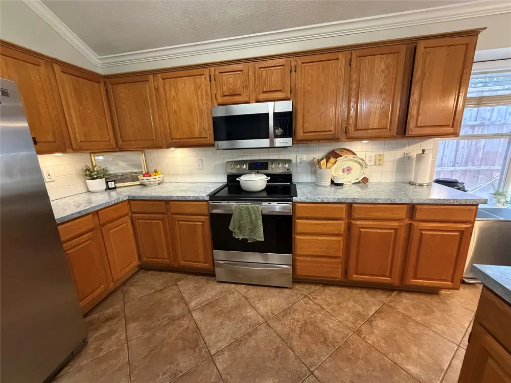 3208 Cliff Oaks Drive Corinth, TX 76210