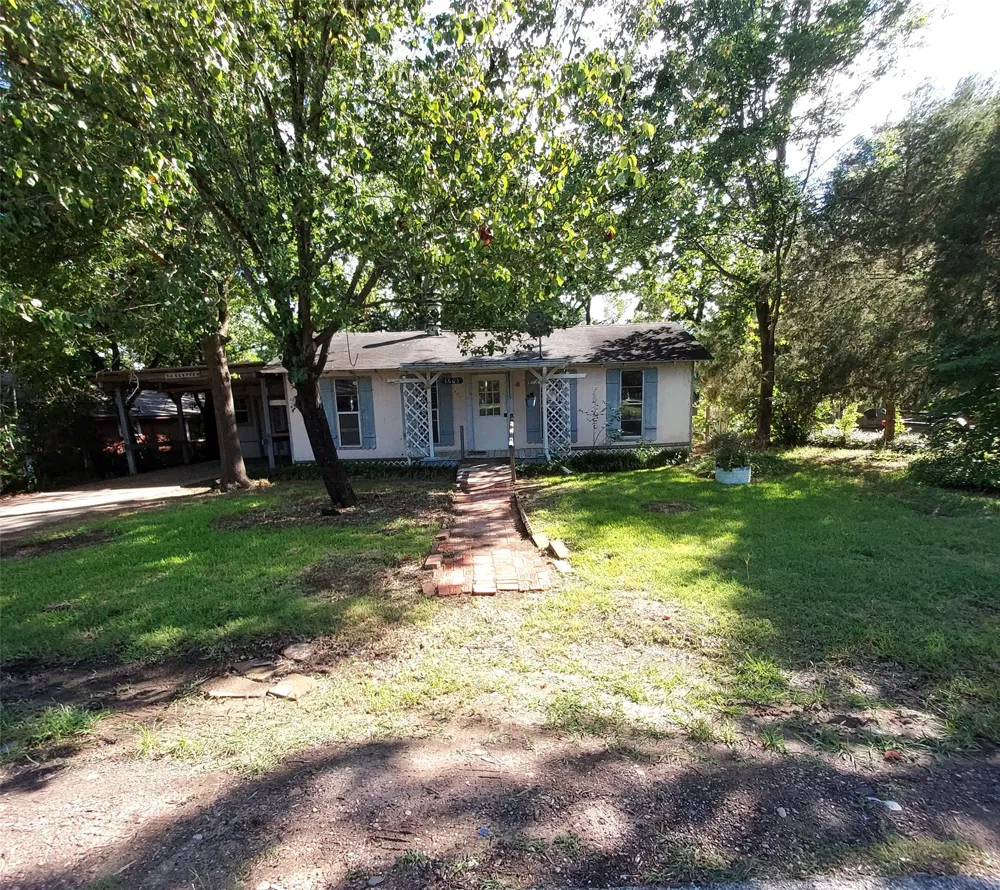 1805 Cherokee Trace Tool, TX 75143