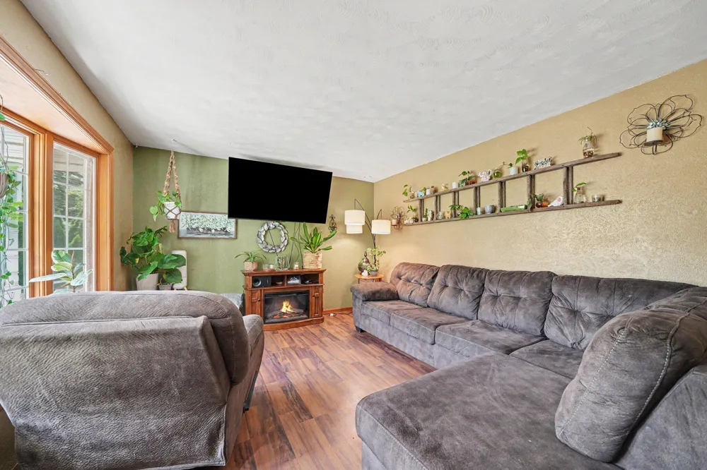24064 Redfield Street Edwardsburg, MI 49112