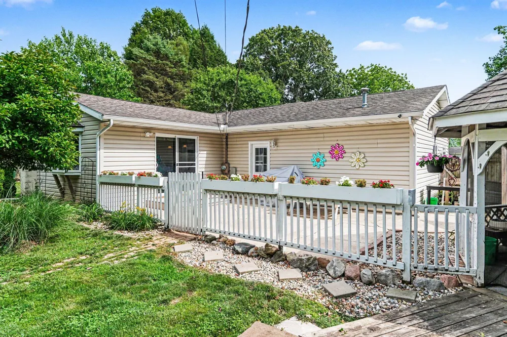 24064 Redfield Street Edwardsburg, MI 49112