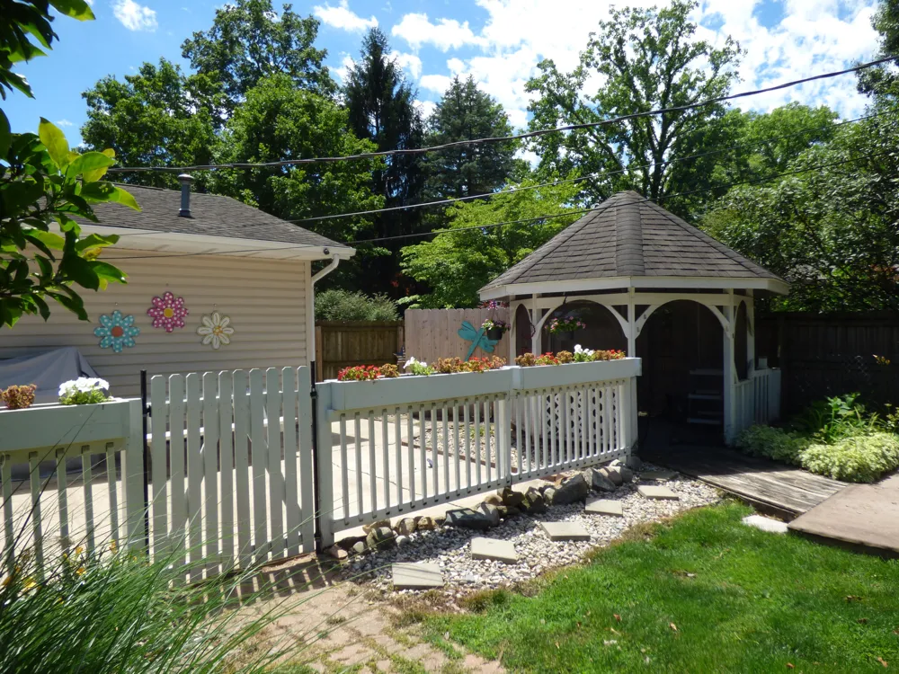 24064 Redfield Street Edwardsburg, MI 49112