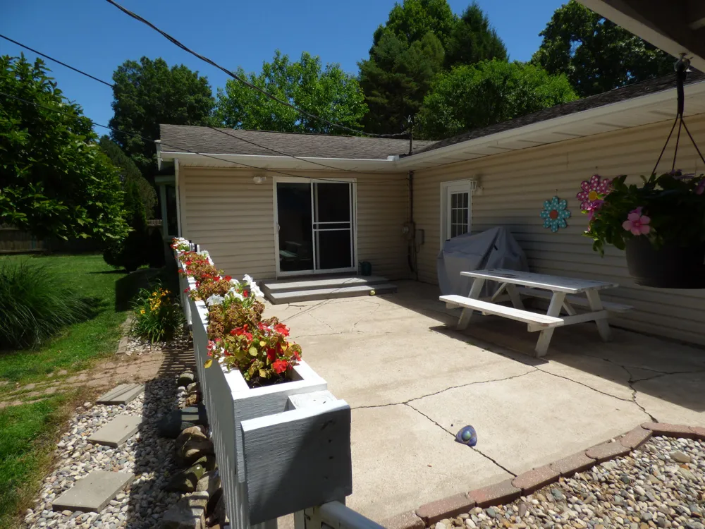 24064 Redfield Street Edwardsburg, MI 49112
