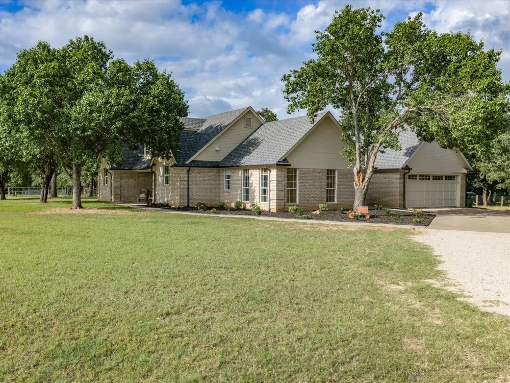 210 County Road 2696 Alvord, TX 76225