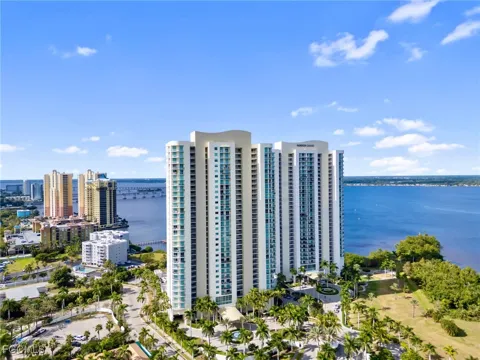 Oasis Grand Boulevard #1206