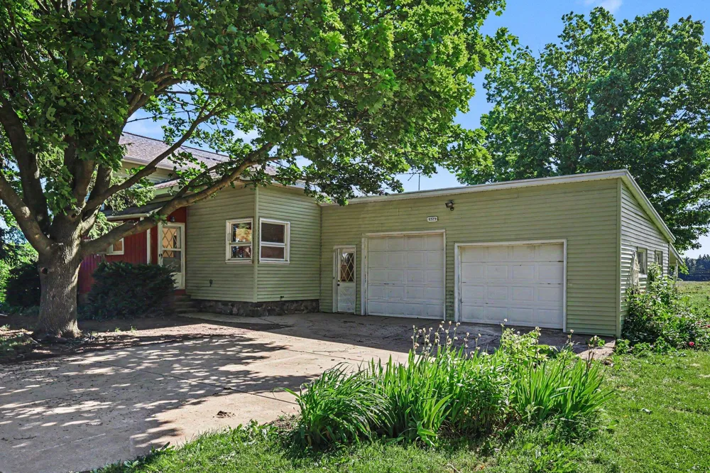 6923 Young Road Bellevue, MI 49021