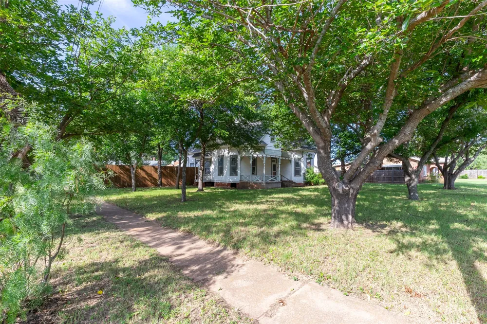 601 W 3rd Street Baird, TX 79504