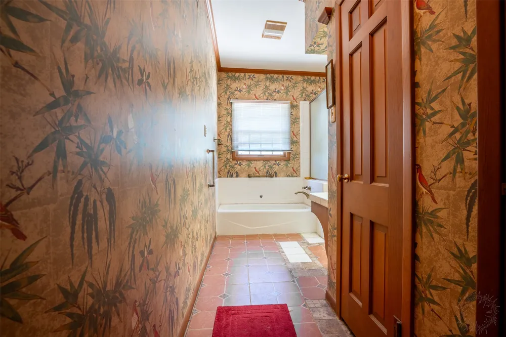 908 W Barnes Avenue Comanche, TX 76442