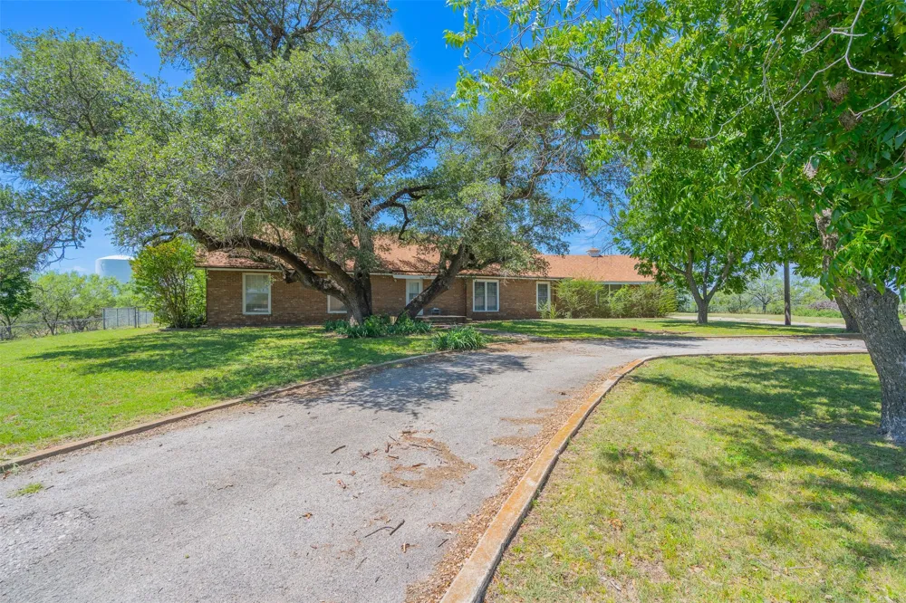 908 W Barnes Avenue Comanche, TX 76442