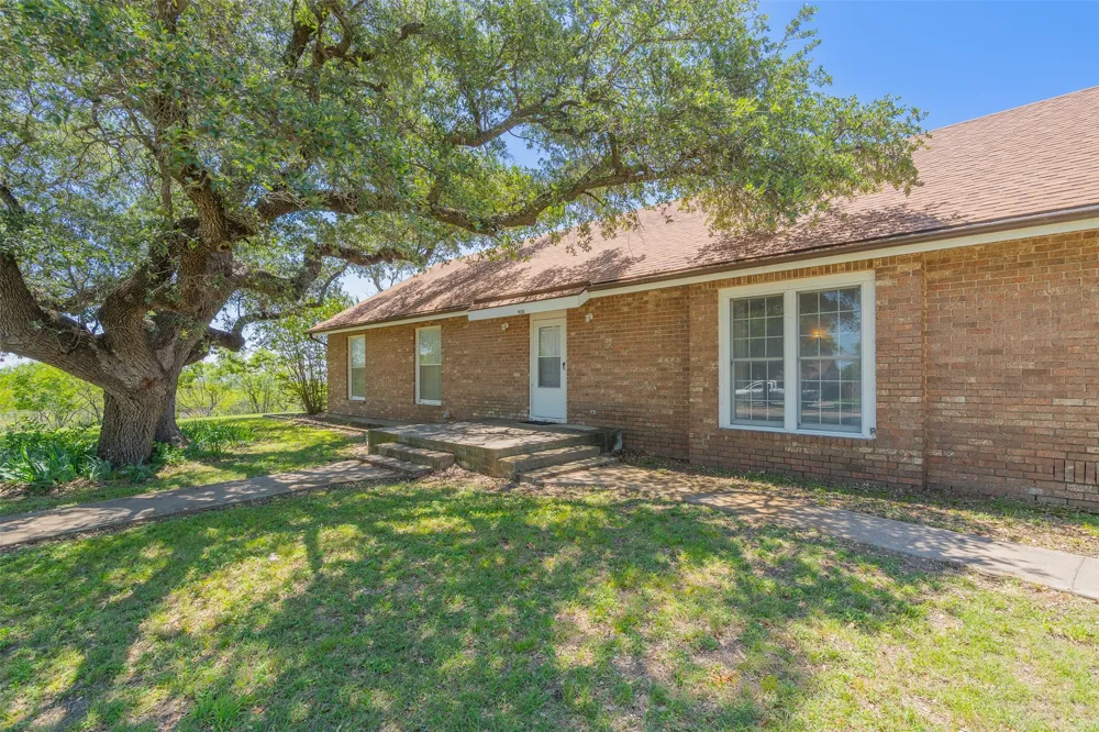 908 W Barnes Avenue Comanche, TX 76442