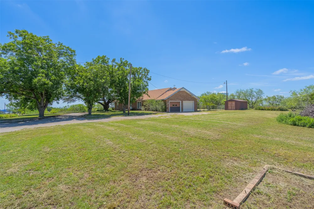 908 W Barnes Avenue Comanche, TX 76442