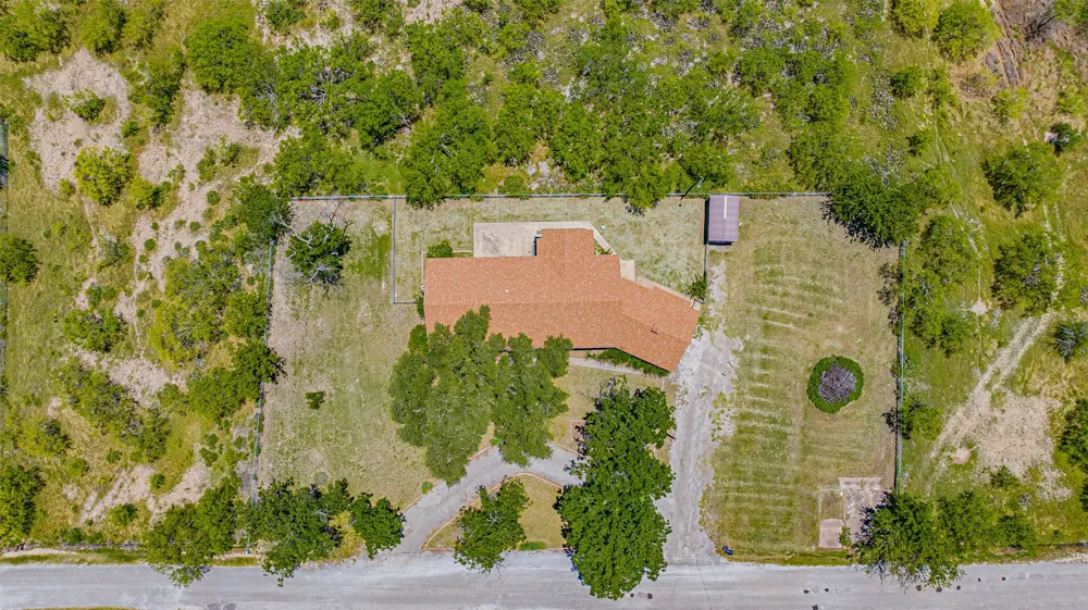 908 W Barnes Avenue Comanche, TX 76442