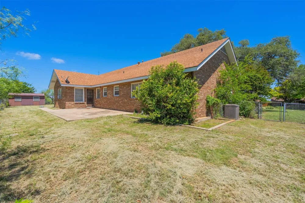 908 W Barnes Avenue Comanche, TX 76442