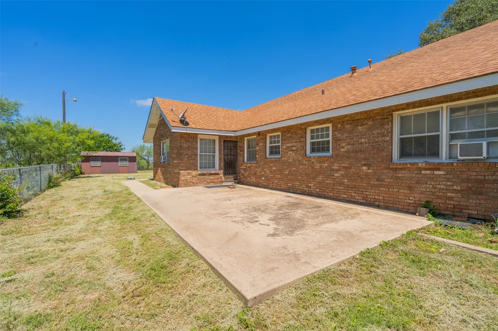 908 W Barnes Avenue Comanche, TX 76442